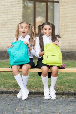 Okulda gelecek inşa ediyoruz. Mutlu çocuklar okula dönsün. Okul modası. Üniforma tarzı. Okul zamanı. Eğitim ve öğrenim. Bilgi toplama günü. Başla. 1 Eylül. Öğrenme ailesi