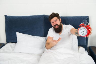 Sabahları acı çeken bir adam. Korkunç bir ses. Uykusuzluk ve uyku bozukluğu. Günlük rutin. Tekrar günaydın. Stresli adam uyan. Alarm saatini kapat. Uyanma vakti geldi. Mutsuz yakışıklı adam yatakta.