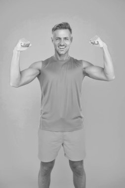 Egzersiz stresle savaşmak ve bağışıklık sistemini güçlendirmek için çok önemlidir. Yetişkin bir sporcu. Evde egzersiz yapmak için. Daha sağlıklı olmak için egzersiz yapıyorum. Sosyal uzaklık süresince fitness hedeflerinizi korumak