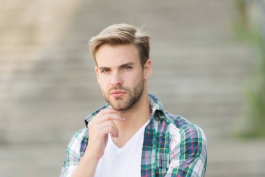 Cilt bakımı. Tıraşsız yüzlü yakışıklı bir adam. Cilt rutini. Cilt bakım ürünleri. Erkek derisi tımar ediliyor. Genç cildini tedavi ediyor. Deri sağlığı