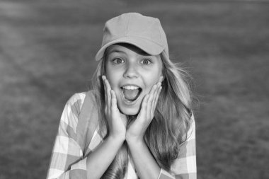 Duygusal bir ifade. İyi titreşimler. Yaz tatili. Gülümseyen kız. Neşeli bir kız öğrenci. Mutlu gülümseyen çocuk. Eğlenmene bak. Sağlıklı duygusal mutlu çocuk dışarıda dinleniyor. Mutlu bir hayat yaşamak. Pozitif kavram