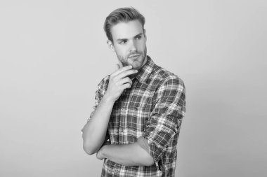 Sıradan bir tarz. Erkeklik kavramı. Erkek güzellik modeli. Aklında ilginç bir fikir var. Erkek giyim mağazası. Kareli gömlek giyen maço bir adam. Moda yaz trendleri. Tıraşsız erkek cilt bakımı. Berber dükkanı konsepti