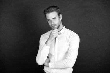 Orta zincir yönetimi. Erkek resmi gömleği. Resmi moda. İşçiler işsizlikle karşı karşıya. Finansal danışman. Beyaz yakalı işçi. Erkek giyim tarzı. Yakışıklı ofis çalışanı.