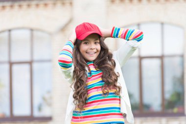 Mutlu yüz ifadesi. Çocuk bayramını kutlayın. Yaz tatili. Mutlu bir hayat yaşayan kız. Pozitif kavram. Gülümseyen kız. Neşeli bir kız öğrenci. Mutlu gülümseyen çocuk. Eğlenmene bak. Duygusal olarak mutlu bir çocuk.