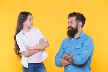 Aile ilişkileri. İletişim yetenekleri. Eşit şartlarda iletişim kurun. Baba ve kızı. Çocuk ve baba en iyi arkadaşlar. Ebeveynlik ve çocukluk. Babalar Günü konsepti. Tatlı baba ve tatlı çocuk.