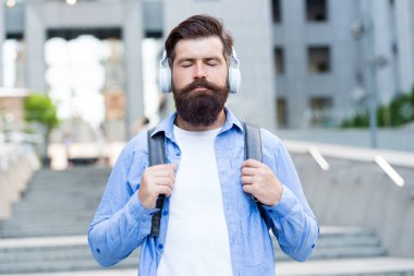 Zen sesiyle rahatlatıcı bir deneyim. Sakallı adam kapalı gözlerle müzik dinler. Meditasyon sesi. Hi-Fi stereo sesi. Rahatlatıcı müzik. Yeni teknoloji. Modern hayat. Kulağa o kadar hoş geliyor ki karşı koyamazsın.