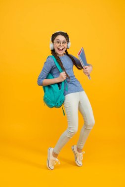 Hayallerinin peşinden git. Mutlu çocuk tatillerin sarı arka planının keyfini çıkar. Küçük kız okula gidiyor. Okul tatili. Her gün. Tatil ya da tatil. Okul tatil için kapalı.