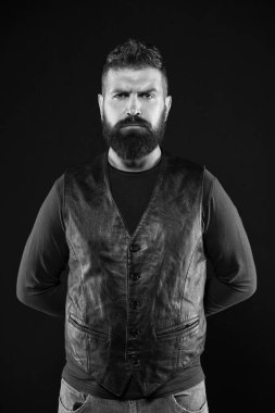 Sakal şeklin için saç kesimi. Hippi saçlı sakallı adam. Bıyıklı ve sakallı hippi. Berber dükkanı. Kuaför salonu. Haicare erkek bakımı. Moda berber dükkanı. Sakal berberi.