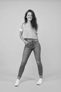 Gündelik hayat için uygun. Günlük giysi tarzında güzel bir kız. Moda modelinin sıradan görünüşü. Moda ve tarz. Kadın kıyafetleri almak için. Kadın giyim. Günlük açık hava kıyafetleri.