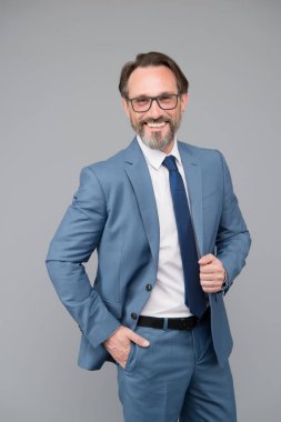 Mutluluğu hissetmek. Erkek gözlüğü modası. temsili üniversite profesörü. Olgun öğretmeniniz kutlu olsun. CEO işletme koçu. Avukat kıyafetini gözlüklerle tamamladı. Yetişkin adamın gözlüğü var.