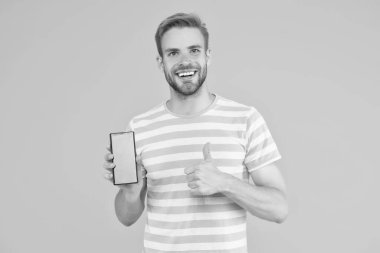 Test ettiğimiz en iyi telefon. Mutlu adam telefona onay veriyor. Yakışıklı adam cep telefonunu tutuyor. Modern hayat. Cep telefonu iletişimi. Yeni teknoloji. 3G mi? 4G mi? Akıllı telefon her zamankinden daha iyi.