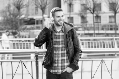 Müziği severim. Mutlu adam açık havada müzik dinler. Yakışıklı adam kulaklıkla müzik çalmaktan hoşlanıyor. Müzik eğlencelidir. Eğlence ve eğlence. Yeni teknoloji. Modern hayat