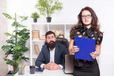 Hukuk danışmanı. Finans departmanı. Ofis sekreteri. İş çifti çalışıyor. Ofisteki çift. Başarılı bir iş. Erkek ve zarif kadın patron müdür. Ofis toplantısı. Tecrübe değişimi