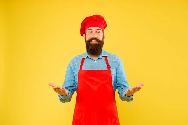 Essen im Budget. selbstbewusst bärtige glückliche Koch rote Uniform. Männlicher Koch in roter Uniform. Reifer Hipster mit fröhlichem Gesicht. zufriedener bärtiger Koch. Brutaler Schlächter in Schürze. Bestes Menüangebot — Stockfoto