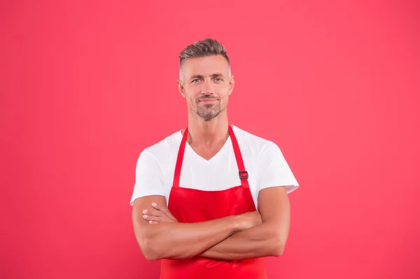 Cucinare buon cibo a casa. Barista maturo. Personale del ristorante. Hipster uniforme professionale grembiule. Cameriere o barista. Personale del caffè. Lavoratrice barista. Uomo cuoco indossare grembiule. Cafe bar barista posizione di lavoro — Foto Stock