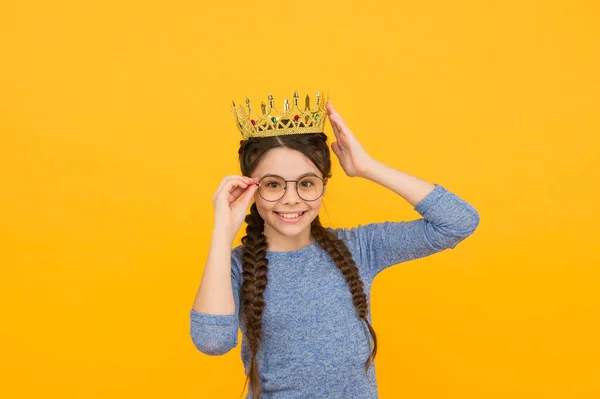 Princesa mais inteligente. Uma recompensa tão esperada. Uma miúda esperta usa óculos. Criança esperta. Princesa conceito. Feliz princesa sorridente. Menina adorável bonito em óculos. Excelente pupila. Sucesso e felicidade — Fotografia de Stock