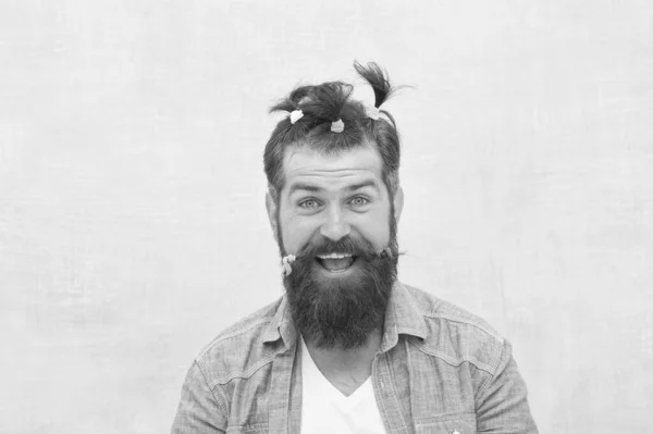 Feliz Dia dos Pais. Hipster carismático. A divertir-se. Um louco. rostos cómicos e emoções. Um homem espantado. Retrato engraçado de homem com penteado engraçado. barbearia e cabeleireiro — Fotografia de Stock