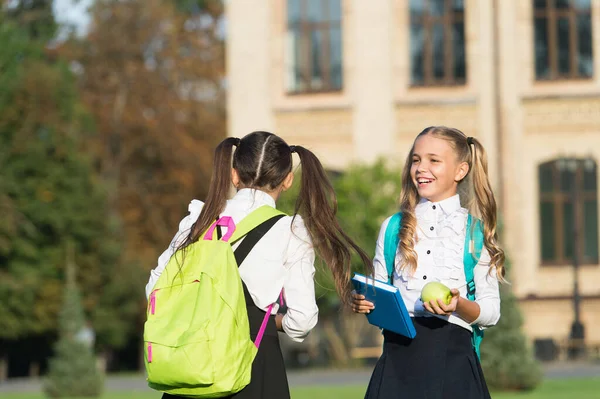 Donnez-vous le temps de vous recharger. Les enfants heureux apprécient la pause ensoleillée en plein air. Petite fille prendre une pause snack. Une saine alimentation. De la nourriture naturelle. Pause scolaire. Vacances d'été. Vacances scolaires — Photo