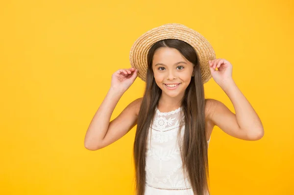 Απολαμβάνω κάθε λεπτό του καλοκαιριού. Χαρούμενη ημέρα των παιδιών. ομορφιά στυλ της καυτής εποχής. πρόγνωση καιρού για το καλοκαίρι. Ώρα διακοπών. Το μικρό κορίτσι φοράει ψάθινο καπέλο παραλίας. μόδα και ομορφιά. παιδική ευτυχία — Φωτογραφία Αρχείου