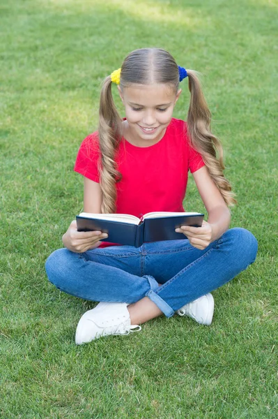 J'adore lire. Heureux lecteur été en plein air. Petit enfant lire le livre sur l'herbe verte. Liste de lecture d'été. Fantaisie et fiction. Littérature et poésie. Le gamin qui lit. Permet de lire — Photo