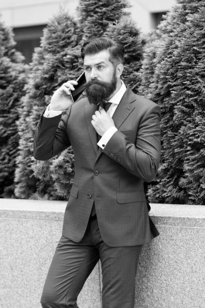 Mantente conectado. Empresario hablar de teléfono móvil. Hombre barbudo guapo con teléfono celular al aire libre. Estilo de vida móvil. Comunicación empresarial. Tecnología móvil. Llamada de negocios. Elegante chico usar esmoquin — Foto de Stock