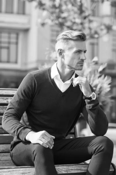 Cada hombre necesita algo de tiempo para sí mismo. Hombre guapo relajarse en el banco al aire libre. Hombre atractivo en estilo casual. Mirada de moda de hombre de negocios. Moda y estilo. Armario casual para hombre — Foto de Stock