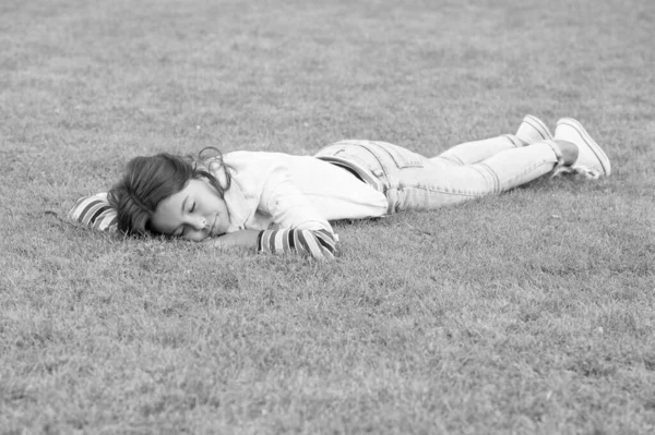 Healthy sleep on fresh air. happy child lying on grass. dream. small girl relax on green grass. spring is here. human and nature concept. kid enjoy summer season. childhood happiness. have a good day — Stock Photo, Image