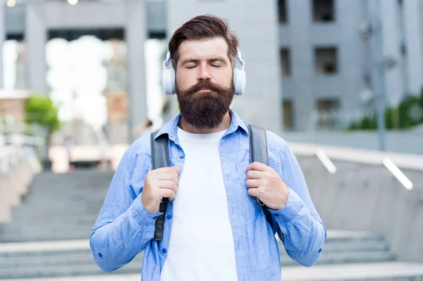 Experimenta un estado de ánimo relajante con sonido zen. El barbudo escucha música con los ojos cerrados. Sonido de meditación. Sonido estéreo Hi-Fi. Música relajante. Nueva tecnología. La vida moderna. Suena tan bien que no puedes resistirte —  Fotos de Stock