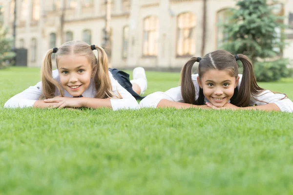 Gran lugar para recibir atención. Los niños felices se relajan sobre hierba verde. Productos para el cuidado de la piel. Cuidado de la piel de verano. Cosméticos para el cuidado del cabello. Cuidado del cabello. Salón de belleza. Cuidado de niños y atención médica pediátrica — Foto de Stock