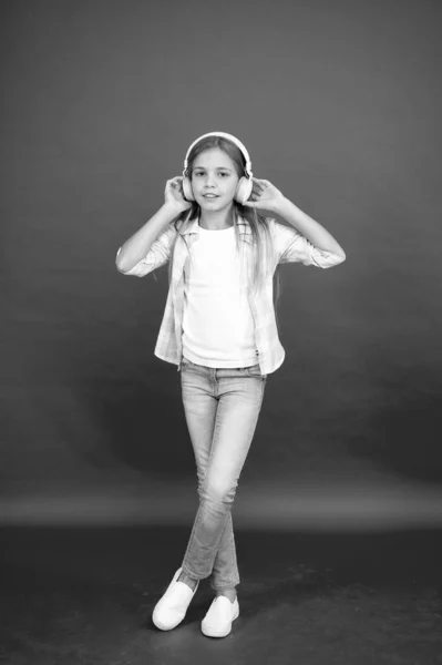 Enjoying the melody. summer vacation. School child listening loud music. happy kid in wireless earphones. childrens day. Modern online education. Little girl in headset. listening to music — Stock Photo, Image