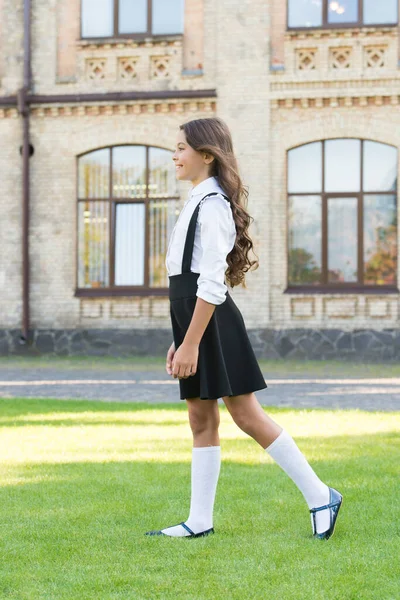 Educação e conhecimento. Vou para a escola. Aluno perfeito faculdade privada. Conheça o ano letivo. Feliz dia das crianças. Aparência elegante de estudante. Um miúdo fardado. De volta à escola. Menina feliz moda — Fotografia de Stock