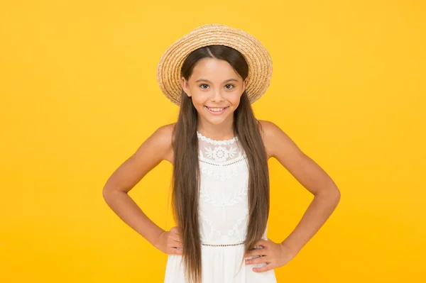 Ciao. Ciao. allegra bambina indossare cappello di paglia. moda spiaggia per bambini. bambino piccolo su sfondo giallo. vacanza gioia e attività. Bellezza. tanto attesa vacanza estiva. infanzia felice — Foto Stock