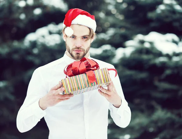 Όμορφος santa άνθρωπος με το παρόν κουτί στο χειμώνα εξωτερική — Φωτογραφία Αρχείου