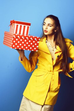 Mandallı, renkli bir kız.