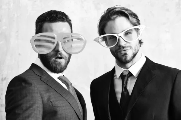 Homens de negócios barbudos bonitos com óculos engraçados — Fotografia de Stock
