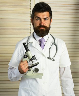 Kafası karışmış doktor teşhis koymaya hazır..