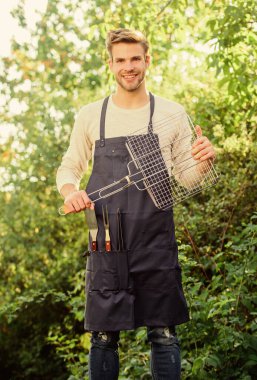 Sağlıklı yemek. Tarif ızgarası. Yöntemler sorgulanıyor. Mangal konsepti. Arka bahçe barbekü partisi. Adam ızgara ızgarasını beklesin. Izgara yemek. Açık havada et kızartmak için aletler. Piknik konsepti. Yakışıklı adam yemek pişiriyor.
