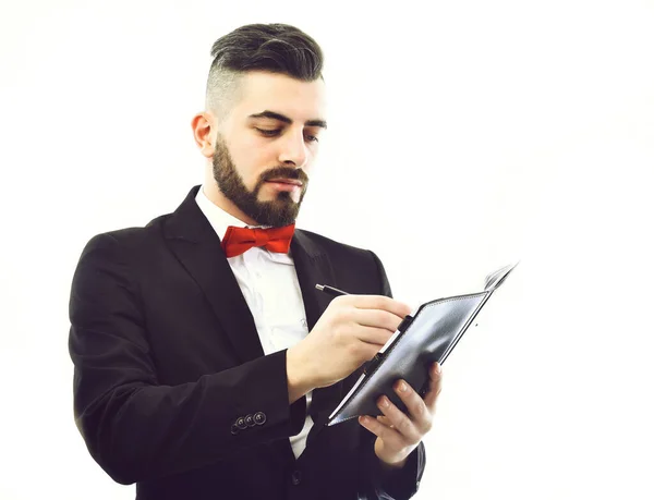 Empresario barbudo con bigote y sonrisa sostiene organizador y escribe — Foto de Stock