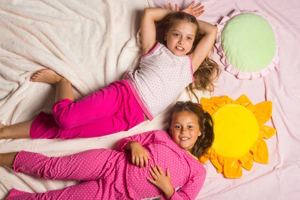 Kinder in rosa Pyjamas haben Spaß, kopieren Raum — Stockfoto