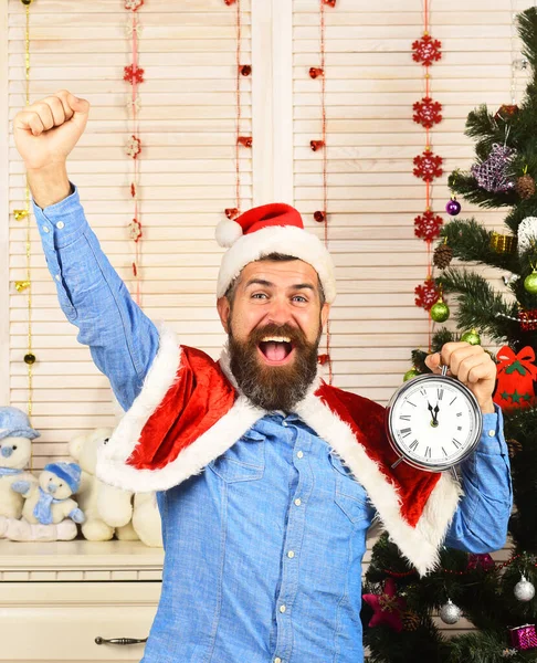 Санта-Клаус с веселым лицом и деревянной стеной на заднем плане — стоковое фото