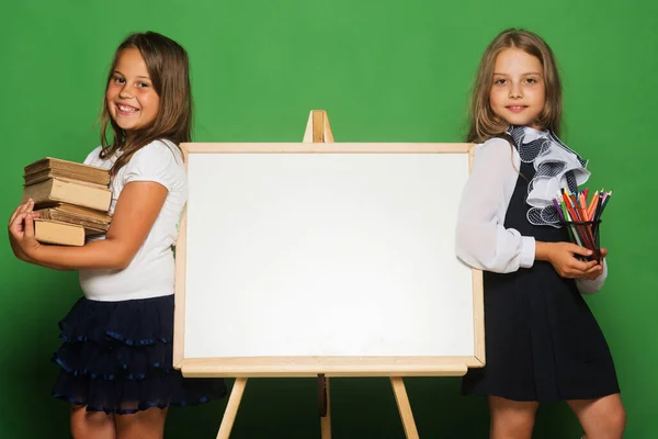 Filles en uniforme scolaire sur fond vert — Photo