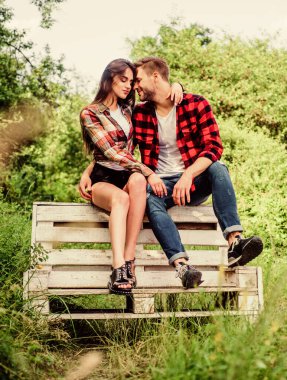 Mutlu ol. Sevgililer günün kutlu olsun. Ormanda yaz kampı. Aile çiftliği hafta sonu. Romantik randevu. Çift dışarıda bankta rahatlar. Aşk öpücüğü. Birbirine aşık çiftler. Damalı moda. Parkta kızla birlikte bir adam