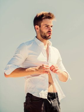 Kişisel tarzını takip ediyor. Seksi maço adam. Sakallı adam iş stili. Yakışıklı bir manken. Erkek bakımı. Kendine güvenen iş adamı resmi erkek modası. Modern yaşam tarzı. başarı kavramı