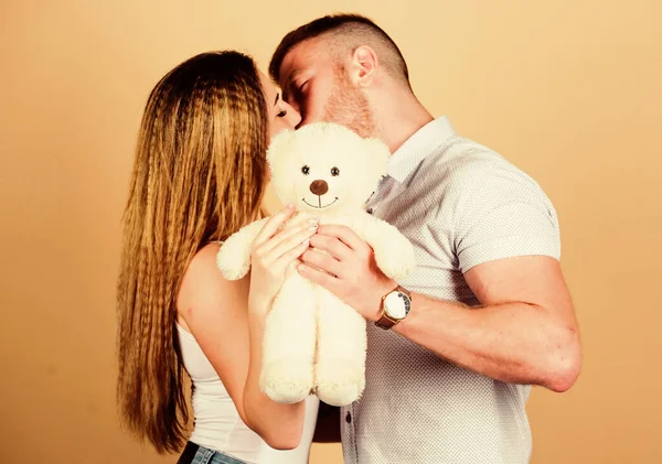 Familienliebe. Mann und hübsches Mädchen verliebt. Jungs und Mädchen kuscheln. Künftige Eltern. Glückliche Familie. Valentinstag Feiertag. Stofftier-Teddybär Geschenk. Schwangerschaftskonzept. Mann und Frau verliebt — Stockfoto