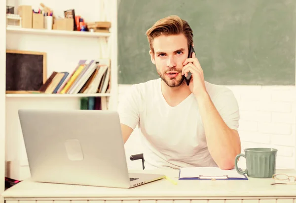 Entrevista de trabajo. estudiante en el aula con taza de té. El hombre toma nota y bebe café. la vida universitaria. profesor de la escuela utilizar la computadora y el teléfono. educación moderna. de vuelta a la escuela. Día laborable mañana — Foto de Stock