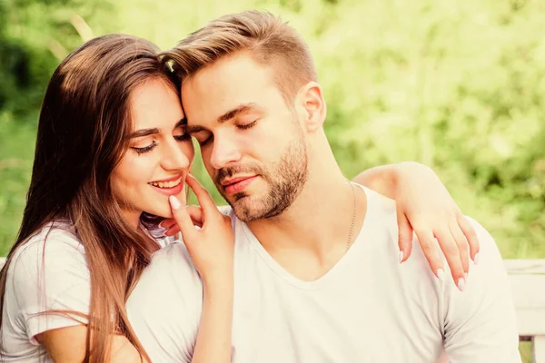 Casal amoroso. Uma rapariga com um tipo no parque. Beleza e moda. fim de semana familiar. Encontro romântico. Feliz Dia dos Namorados. Vibrações de verão. casal relaxar ao ar livre. Sensação suave. casal apaixonado. Cuidados com a pele e cabelo — Fotografia de Stock