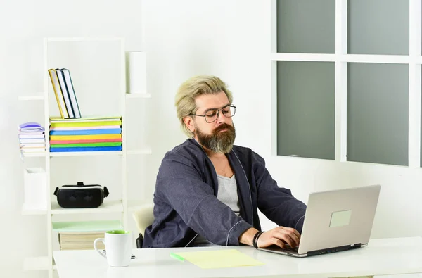 Unemployed man looking for jobs online. Create resume. Job Interview. Vacancy. Unemployed guy surfing internet. Easy to get sidetracked. Explore labor market. Financial crisis. Unemployment concept — Stock Photo, Image