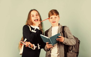 Tatiller bitti, okul burada. Küçük çocuklar okula geri dönüyor. Küçük oğlan ve kızın elinde kalem ve ders kitabı var. Okul zamanı. Özel ders. Eğitim ve öğrenim. 1 Eylül. Bilgi günü