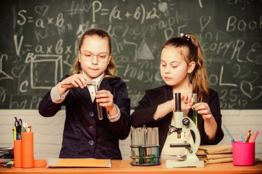 Özel okul. Bilgi kavşağı moleküler biyoloji ve kimya. Okul projesi araştırması. Okul deneyi. Bilim konsepti. Doğal bilimler üzerine derin çalışma yapan spor salonu öğrencileri.