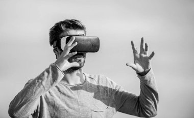 VR iletişimi. Adam VR gökyüzü geçmişini araştırıyor. VR teknolojisi ve gelecek. Heyecan verici izlenimler. Oyun ve eğlence. Dijital yüzey ile etkileşim. Jest kontrolü. 3d görselleştirme
